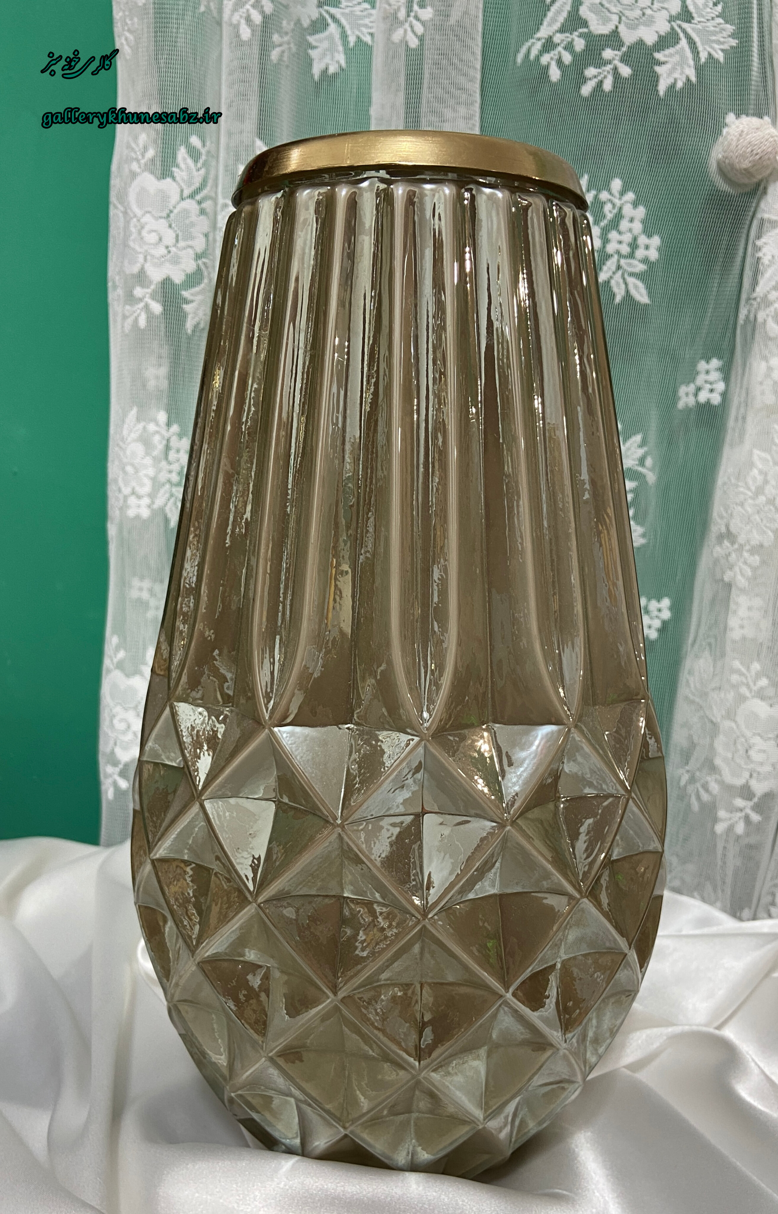 گلدان شیشه ای کنار سالنی رنگ عسلی
