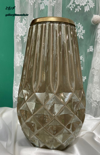 گلدان شیشه ای کنار سالنی رنگ عسلی